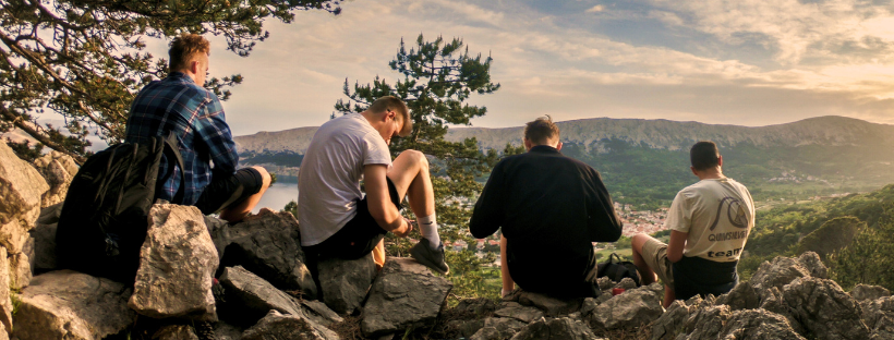 Vätergruppe Männer sitzen beisammen